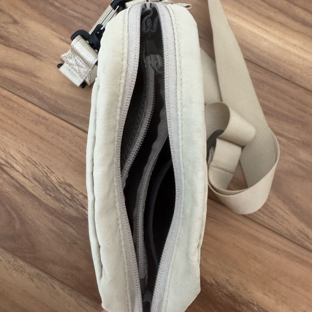 United By Blue (Re)active™ 2L Convertible Crossbody in sand - Picture 7 of 8